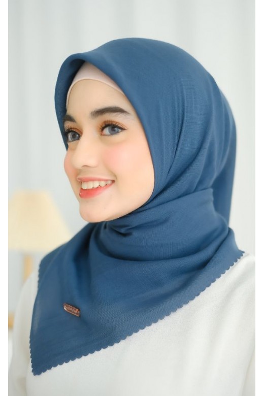 Hijab Segi 4 Voal Sajida Lasercut Navy